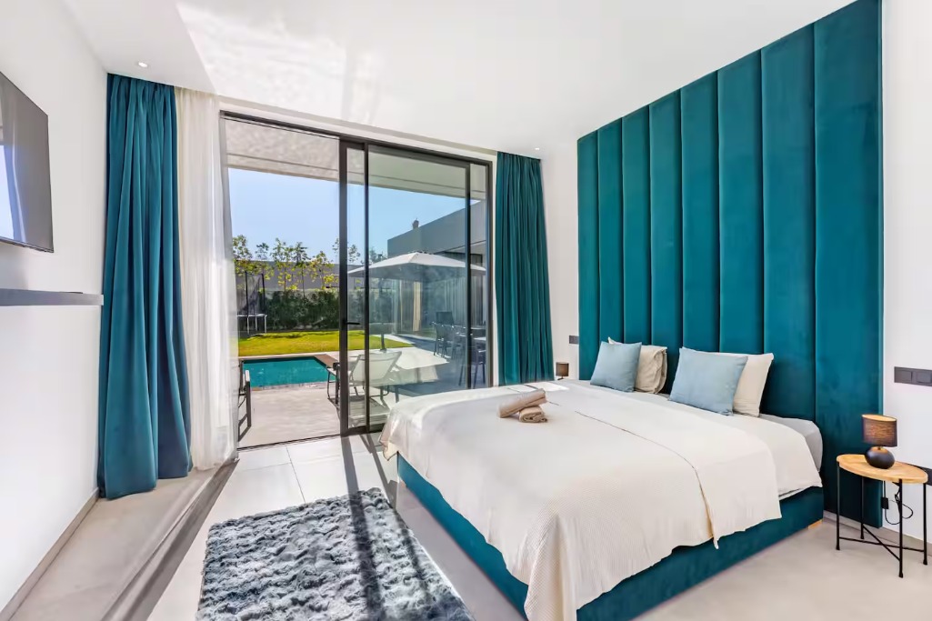Chambre de villa premium avec baie vitrée vers la piscine