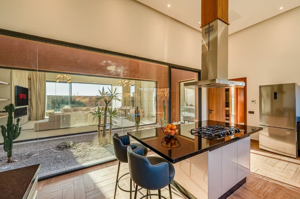 Cuisine ouverte et séjour d’une villa premium avec piscine