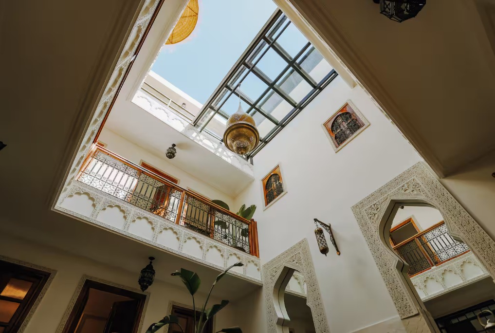 Patio lumineux avec architecture marocaine contemporaine