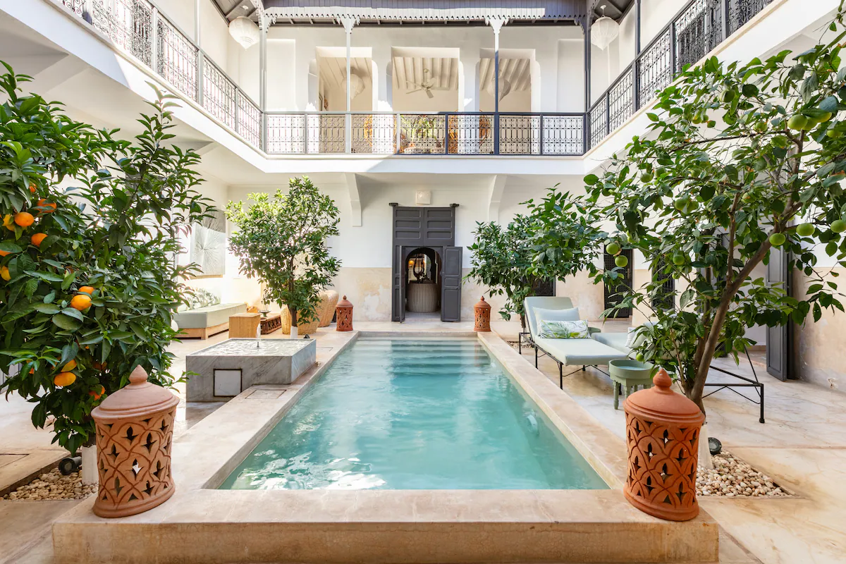 Patio lumineux avec piscine dans un riad premium