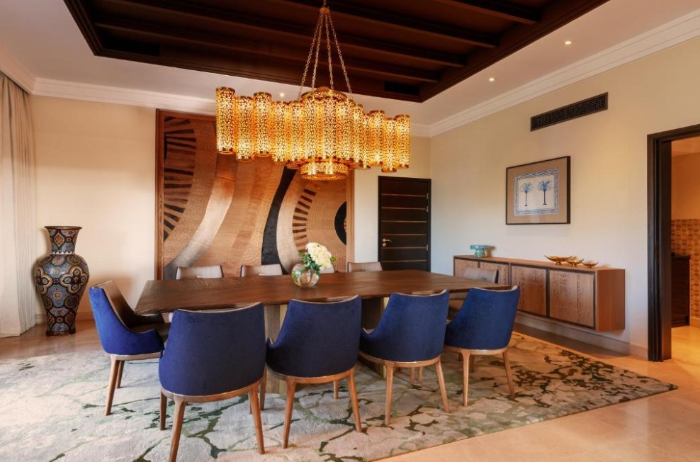 Salle à manger élégante dans une villa de luxe