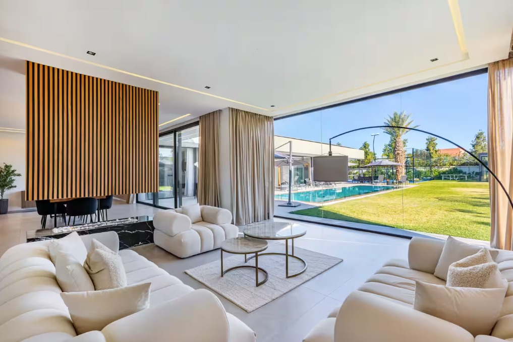 Salon de villa premium ouvert sur piscine et jardin