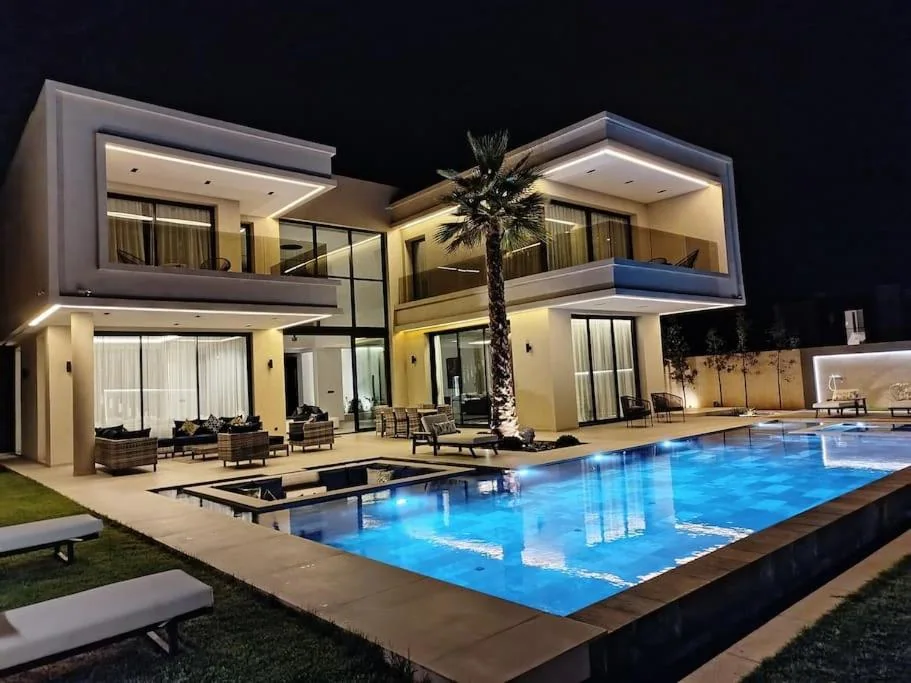 Villa contemporaine avec piscine éclairée à Marrakech